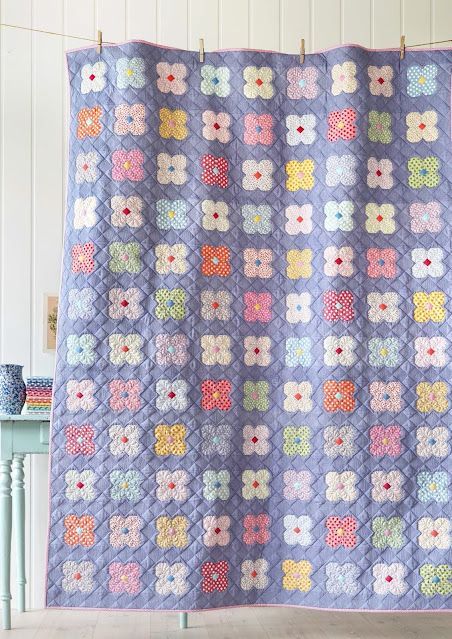 Snowball Quilts, Flower Quilt Patterns, Basic Quilt, Quilt Modernen, Flower Quilts, Amish Quilts, Flower Quilt, Pdf Quilt Pattern, Scrappy Quilt