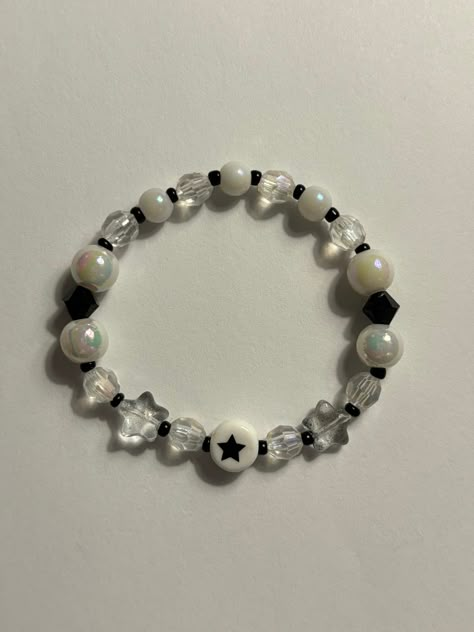 Top 10 Trendy Bracelet Ideas with Beads You Need to Try! Black Bracelet Ideas, Bead Bracelet Design Ideas, Bracelet Ideas With Beads, Ideas With Beads, Beaded Bracelets Black, Star Bead Bracelet, Black And White Beaded Bracelet, Winter Paper, Trendy Bracelet