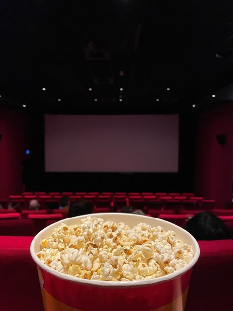 Movie Popcorn Aesthetic, Cinema Aesthetic Popcorn, Cinema Story Instagram, Movie Aesthetic Film, Kino Aesthetic, Popcorn Aesthetic, Aesthetic Cinema, Movie Advertisement, Movie Place