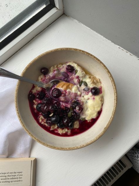 Oat bowl, breakfast ideas, healthy breakfast, porridge, porridge bowl Porridge Bowl Aesthetic, Oat Bowl Aesthetic, Porage Bowl, Meal Ideas Aesthetic, Porridge Aesthetic, Porridge Ideas, Aesthetic Healthy Breakfast, Oats Bowl, Healthy Porridge