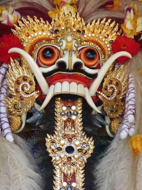 A New Rangda Mask for Ubud, Bali – Threads of Life Bali Mask, Balinese Tattoo, Barong Bali, Mask Face Paint, Balinese Art, Mask Dance, Monster Mask, Indonesian Art, Skull Mask