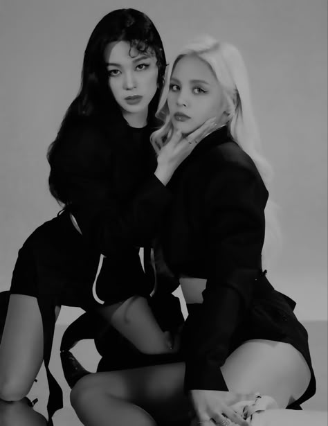 2 Models Photoshoot, Two Models Posing Together, Corset Poses, Two Models Posing, Two Model Poses, Foil Photoshoot, Zara Poses, Duo Photoshoot, Bestie Shoot