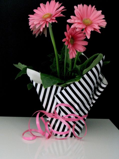 Here's how to simply wrap a plant with wrapping paper, double sided tape, and ribbon to make it feel special and gift worthy! Spring Luncheon, Wrap Flowers, Flowers Pot, Creative Items, Pink Gerbera, How To Wrap, Gerber Daisies, How To Wrap Flowers, Curling Ribbon