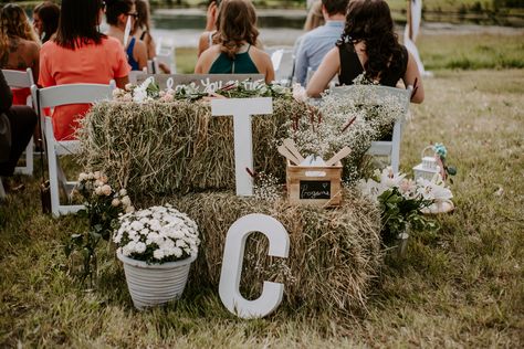 Hay Wedding Seating, Wedding Hay Bale Decorations, Hay Bale Bar Wedding, Hay Bale Wedding Ceremony, Hay Bale Wedding Seating, Hay Bails For Wedding Seating, Wedding Haybales, Hay Bales Wedding Seating, Hay Bale Seating Wedding