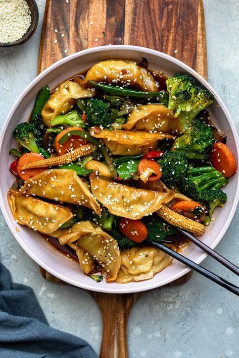 Trader Joe's potsticker stir-fry made with only three ingredients! This easy meal is the perfect dinner for busy nights. It's easy and so satisfying. Frozen chicken gyoza potstickers, soyaki sauce and Asian style vegetable stir-fry is all you need to whip up this simple yet delicious dinner. Trader Joe's is my go-to for grabbing a Potsticker Stir Fry, Interesting Meals, Trader Joes Recipes Dinner, Trader Joes Meal Planning, Trader Joes Recipes Healthy, Trader Joes Food, Sweet Potato Gnocchi, Trader Joes Recipes, Trader Joe