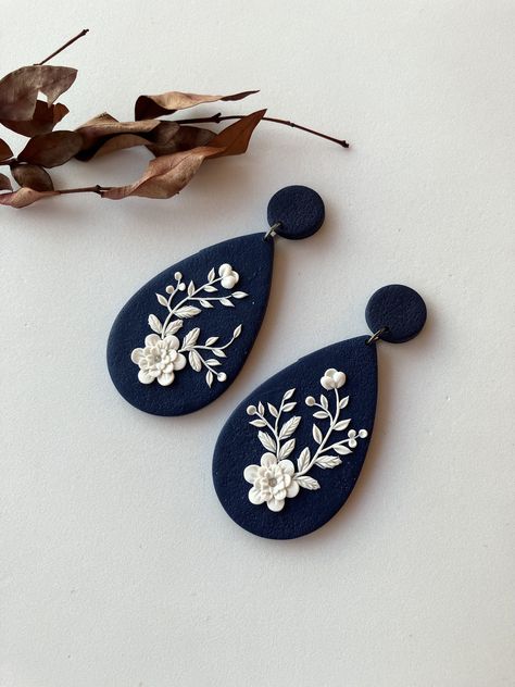 Dark Blue Clay Earrings, Aesthetic Clay Earrings Ideas, Polymer Clay Floral Earrings, Small Business Ideas For Women Handmade, Floral Polymer Clay Earrings, Fimo Clay Earrings, Blue Polymer Clay Earrings, Polymer Clay Beads Diy, Clay Embroidery