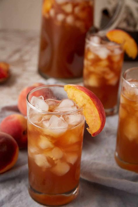 Sweet Peach Iced Tea - A Southern Tradition - Easy Southern Desserts Peach Sweet Tea, Peach Bread Puddings, Unsweetened Iced Tea, Blackberry Cobbler Recipe, Tea Facts, Peach Iced Tea, Cinnamon Roll Bread, Kentucky Butter Cake, Southern Sweet Tea