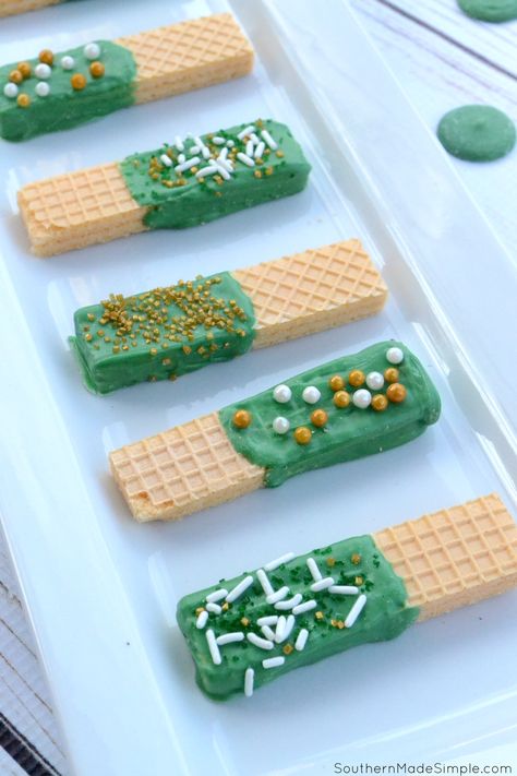 Sugar Wafers, Inexpensive Snacks, Shamrock Cupcakes, St Patricks Food, St Patrick Day Snacks, Shamrock Cookies, St Patrick Day Treats, St Patricks Day Food, Decorações Com Comidas