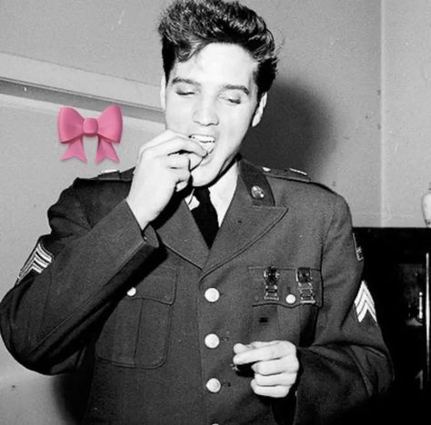 Elvis Pfp, Elvis Icons, Austin Butler Elvis Presley, Elvis Presley Aesthetic, Elvis Aesthetic, Elvis Presley Army, James Whitmore, Sean Leonard, Young Elvis