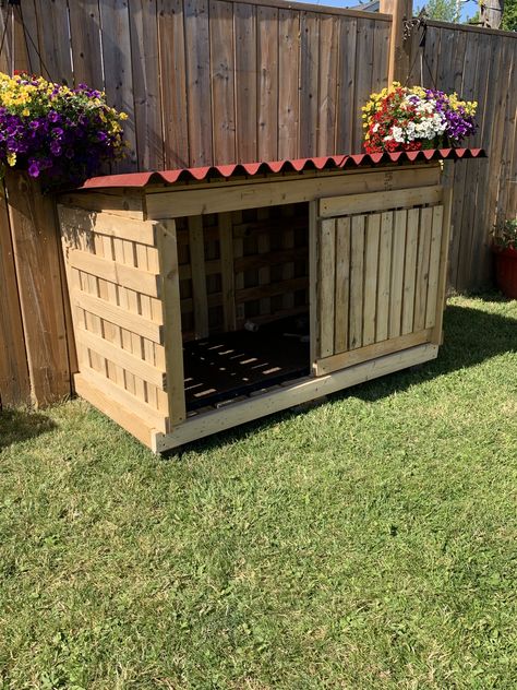 Dog House Diy Outdoor, Large Dog House Plans, Outside Dog Houses, Big Dog House, Pallet Dog House, Dog Kennel Designs, Build A Dog House, Wooden Dog House, Diy Dog Kennel