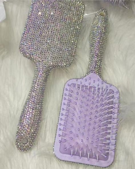 Bedazzled Things, Bedazzled Stuff, Ldr Songs, Bling Makeup, Early 2000s Aesthetic, Girl Apartment Decor, Girl Apartment, Rhinestone Projects, Bling Crafts