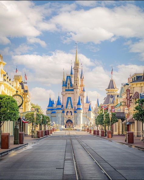 Main Street Disney World, Dlv Inspiration, Main Street Usa Disneyland, Disneyland Usa, Vacation Instagram, Blizzard Beach, Main Street Usa, Disney Photography, Cinderella Castle