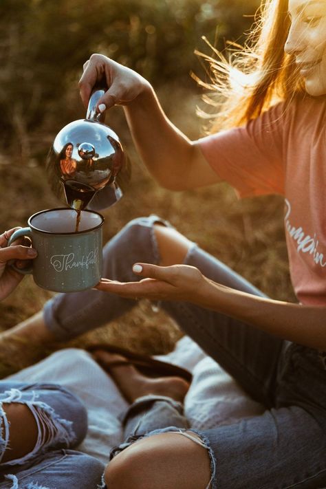 Family Meal Recipes, Camping Photoshoot, Campfire Coffee, Camping Photo, Camping Photography, Camping Aesthetic, Camping Coffee, Meal Recipes, Family Meal