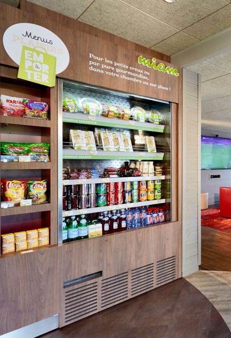 Louvre Hotels Group launches “Grab & Go”, a new self-service restaurant concept Healthy Cafe, Bakery Interior, Grocery Store Design, Sandwich Bar, Food Retail, Supermarket Design, Burger Bar, Restaurant Concept, Self Service