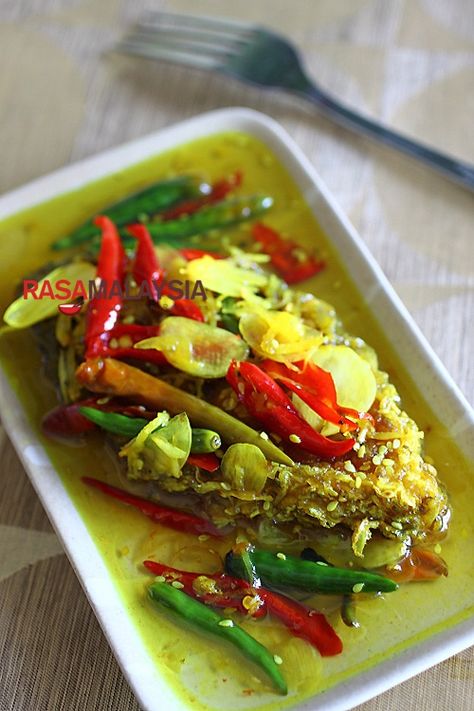 Nyonya Acar Fish recipe - This mouthwatering and super delicious fish, is a much celebrated Nyonya recipe. Everyone in my family loves this concoction of deep-fried fish pickled with a turmeric-vinegar base, spiced with garlic, ginger, and chilies. | rasamalaysia.com Nyonya Recipes, Pickled Fish Recipe, Peranakan Food, Nyonya Food, Deep Fried Fish, Asian Fish Recipes, Island Recipes, Rasa Malaysia, Singapore Food