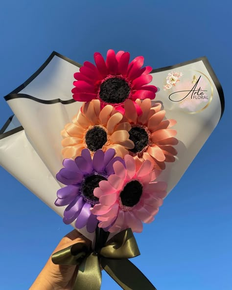 Gerberas 🌸🌺 | Instagram Ribbon Bouquets, Forever Flower Bouquets, Satin Flowers Diy, Ribbon Rose Bouquets, Ribbon Flowers Bouquet, Eternal Flowers, Diy Ribbon Flowers, Eternal Roses, Diy Flores