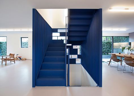 RA Projects has refurbished the home of fashion designer Roksanda Ilincic, adding a blue steel staircase in the centre “like a sculpture in a gallery”. Decoration Cage Escalier, Ways To Divide A Room, Apartments Exterior, Pantone 2020, Escalier Design, Staircase Ideas, Glazed Walls, London House, Interior Stairs