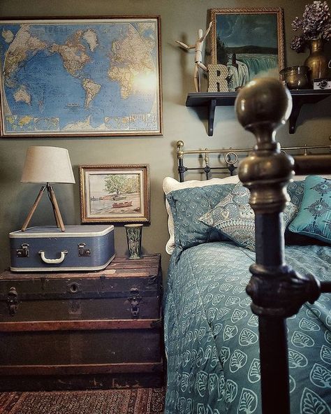 🌜༒☬ṄƌƞⲥΥ ⅃ƌƞ𝖾☬༒🌛 on Instagram: “Hello Darlings 💙😁💙 Posting and running today. Hope your Tuesday is beautiful.…” No Headboard Ideas Bedroom, Young Mans Bedroom Ideas, Travel Themed Bedroom, Bad Room Design, Bedroom Decor For Men, Dresser Decor Bedroom, Vintage Bedroom Ideas, Vintage Bedroom Decor, Masculine Bedroom