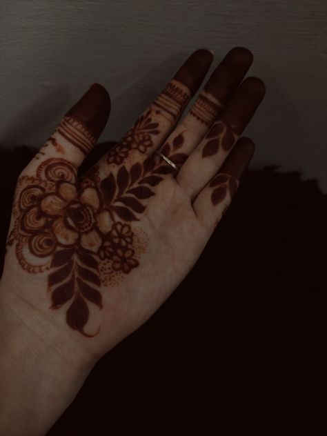 Mehendi Tattoos Henna Style, Easy Mehndi Designs For Beginners, Brides Mehndi, Finger Mehndi Style, Finger Designs, Henna Flowers, Mehendi Bridal, Small Henna Tattoos, Mehndi Bridal