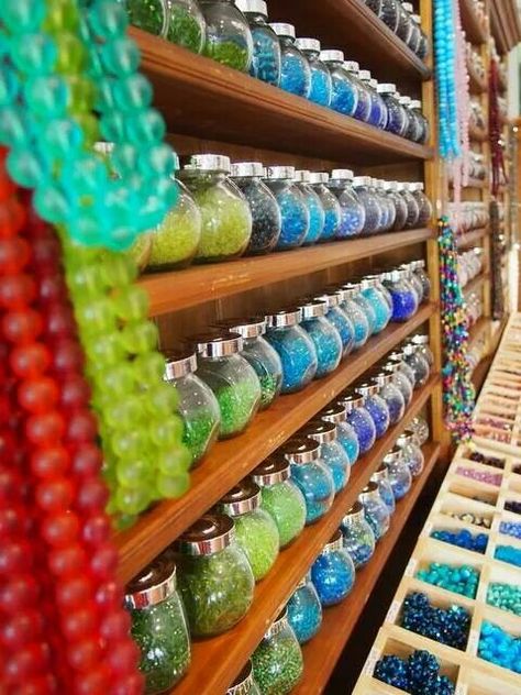 Bead Store Shops, Jewelery Storage, Organizing Crafts, Craftroom Ideas, Future Office, Pottery Store, Bead Studio, Bead Organization, Store Layout