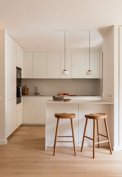 Cómo transformar un bajo en Barcelona lleno de luz Small U Shaped Kitchen, Small White Kitchens, Garden Retreat, Small Apartment Kitchen, Condo Kitchen, Minimalist Kitchen Design, Victorian Garden, Kitchen Design Plans, 아파트 인테리어