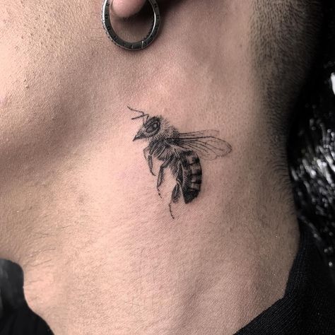 Bee Neck Tattoo, To Do Tattoo, Do Tattoo, Bee Tattoos, Birthday Tattoo, Female Drawing, My Tattoo, Bee Tattoo, Tattoo Work