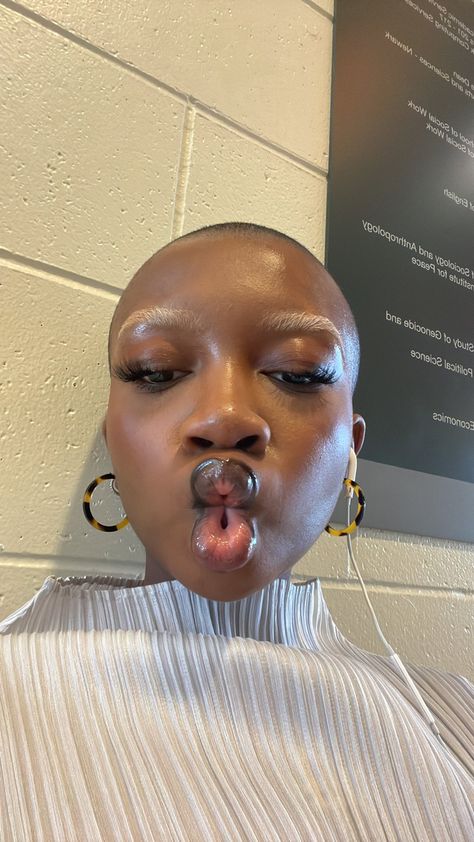 Short Bleached Hair Black Women, Bleached Eyebrows Black Women, Bald Girl Aesthetic, Bald Women Aesthetic, Bald Black Women, Shave Eyebrows, Bleached Eyebrows, Blonde Eyebrows, Bald Head Women