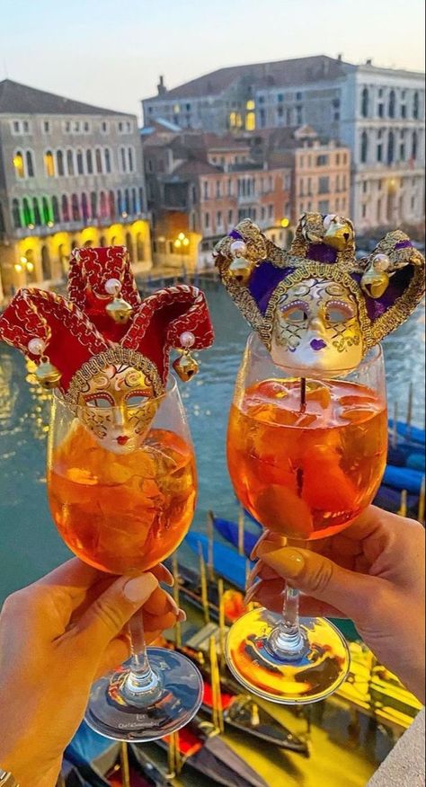 Venice Italy Carnival, Venice Carnival Aesthetic, Italian Theme Party, Italian Images, Italy Carnival, Italian Carnival, Venice Carnevale, Italian Themed Parties, Carnival Party Decorations