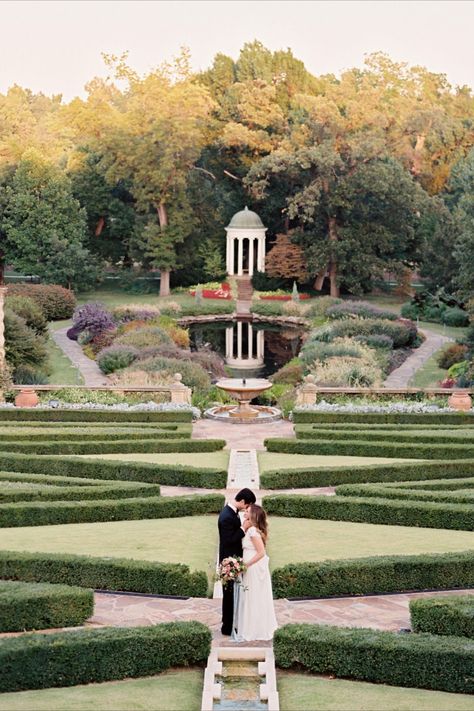 Philbrook Museum, White Wedding Centerpieces, Glass Chapel, Blue White Weddings, Art Museum Wedding, Wedding Painting, All White Wedding, Side Garden, Museum Wedding