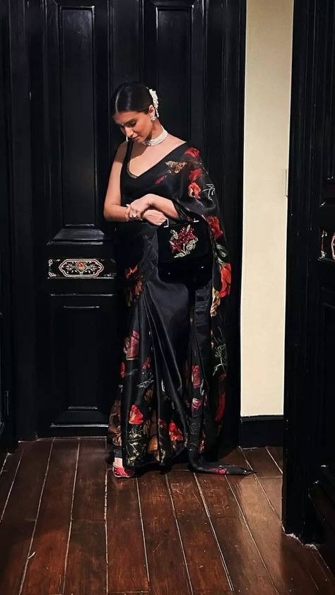 Tara Sutaria Saree, Minimal Makeup Look, Tara Sutaria, Chanderi Saree, Instagram Ladies, Chanderi Silk Saree, Indian Fashion Saree, Lehenga Skirt, Black Saree