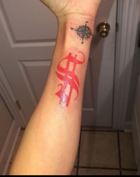 Hood Female Tattoos, Red Ink Tattoos On Black People, Black People Tattoos, Tattoo Placements, Cool Tattoo Drawings, Hand And Finger Tattoos, Money Tattoo, Pretty Hand Tattoos, Red Tattoo