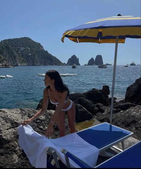 #capri #italy #beach Capri Beach Club, Italy Capri Aesthetic, Capri Shopping, Capri Italy Beach, Capri Italy Outfits, Capri Aesthetic, Amalfi Coast Summer, Monaco Summer, Capri Luxury