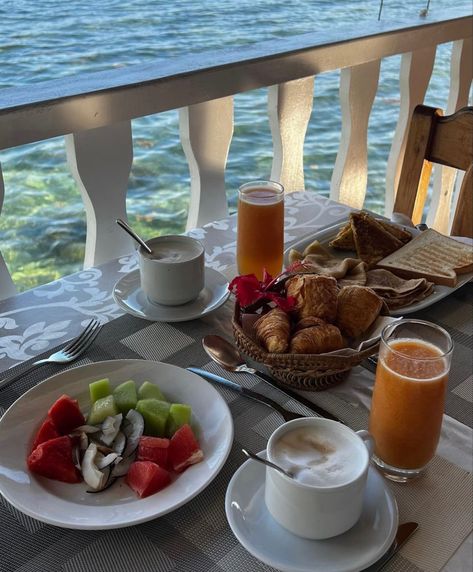 Tropical colorful breakfast Fruit Photoshoot, Breakfast Vacation, Tropical Breakfast, Breakfast Croissant, Colorful Breakfast, Croissant Breakfast, Health Breakfast, Tropical Fruits, Tropical Fruit