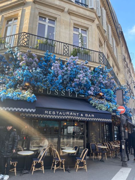 Blue floral exterior Blue Cafe Exterior, Blue Restaurant Exterior, Paris Restaurants Exterior, Cute Restaurant Exterior, Blue Cafe Design, Aesthetic Cafe Exterior, Blue Cafe Interior, Blue Cafe Aesthetic, Cafe Exterior Design