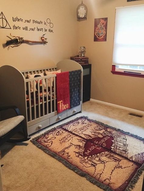 Nursery Ideas Harry Potter, Room Ideas Harry Potter, Harry Potter Crib Bedding, Harry Potter Crib, Nursery Harry Potter, Baby Girl Nursery Room Ideas, Harry Potter Baby Nursery, Book Themed Nursery, Harry Potter Themed Nursery