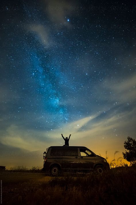 Van life under the stars by CACTUS Blai Baules for Stocksy United City Life Photography, Night Sky Photography, Camping Photography, Star Photography, Some Day, Sky Full Of Stars, Road Trip Adventure, Night Scenery, Look At The Stars