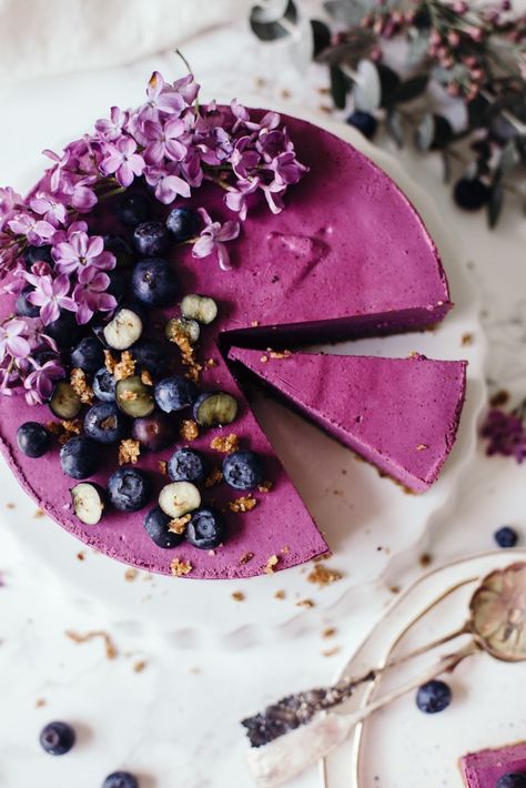 Raw Blueberry Cheesecake | tuulia blog Bilberry Recipes, Deserturi Raw Vegan, Raw Vegan Cake, Patisserie Vegan, Lemon Blueberry Cheesecake, Raw Cheesecake, Raw Vegan Desserts, Raw Cake, Vegan Cheesecake