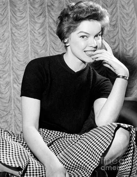 Ellen Burstyn, New York Post, Photo Archive, The Photograph, Movie Stars, Wall Art Home, Art Home Decor, Art Home, Actresses