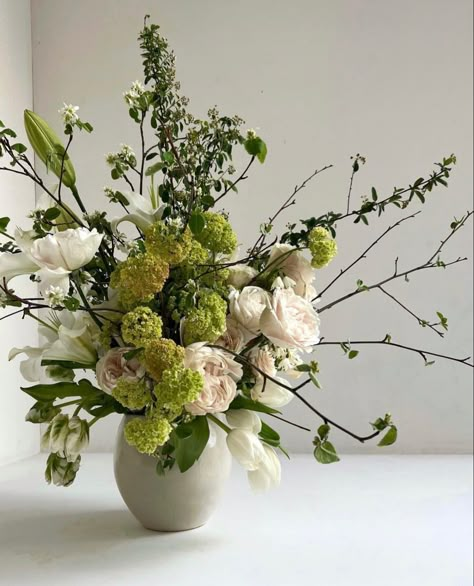 Flower Arrangement With Hydrangeas, Garden Style Floral Arrangements, Earthy Floral Arrangements, Thanksgiving Flower Centerpieces, Florist Aesthetic, Pastel Vase, Thanksgiving Flowers, Boquette Flowers, Bright Florals