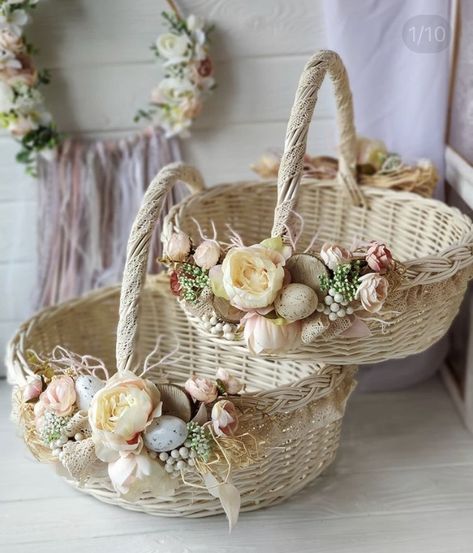 Basket Decoration Ideas, Easter Basket Decoration, Basket Arrangement, Wedding Platters, Decorating Easter Baskets, Wedding Gift Pack, Easter Spring Wreath, Bridal Gift Wrapping Ideas, Easter Craft Decorations