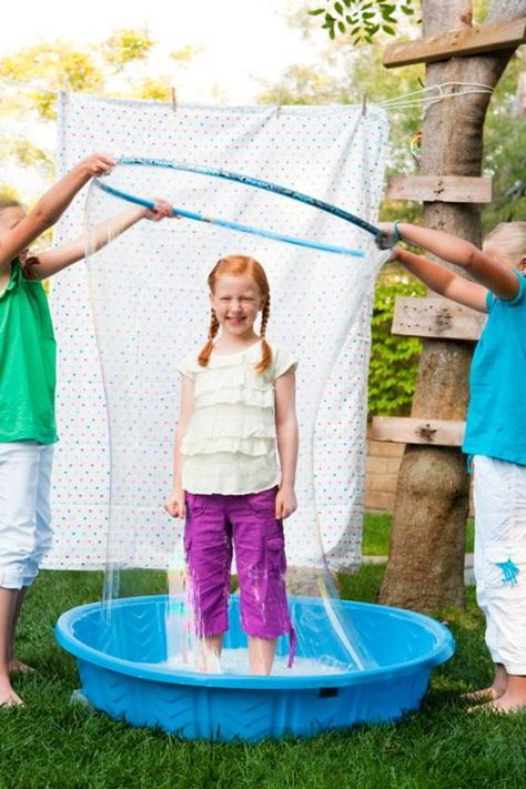 GIANT BUBBLES! Add some bubble solution to a kiddie pool, let a person stand in the middle, & pull hula hoop up around them! *Make sure everything is clean!* Bubble Formula: 2/3 cup Joy (or other) dish-washing soap, 1 gallon water, 2-3 tablespoons vegetable glycerin. Measure water into a container, add dish soap to water, slowly stir it until mixed in.Add glycerin & stir until it is mixed together. *Don't let it foam or form bubbles as you stir! Leave the solution in open container overnight. Backyard Water Games, Summer Party Diy, Summer Party Games, Outdoors Birthday Party, Bubble Party, Outdoor Birthday, Fun Summer Activities, Backyard Diy, Backyard Games