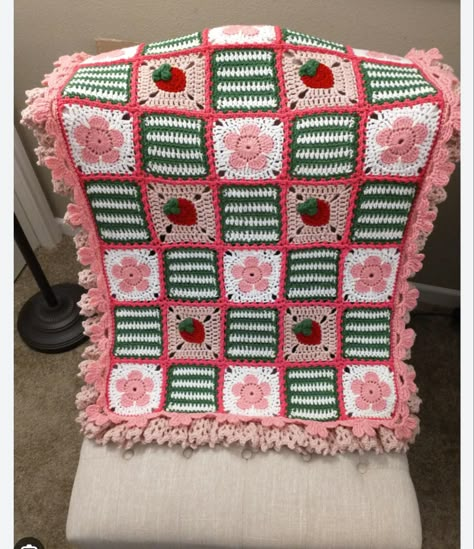 Strawberry Shortcake Crochet, Strawberry Blanket, Crochet Blanket Colors, Small Crochet Gifts, Swap Ideas, Crochet Fairy, Crochet Stitches Guide, Crochet Strawberry, Crochet Square Patterns