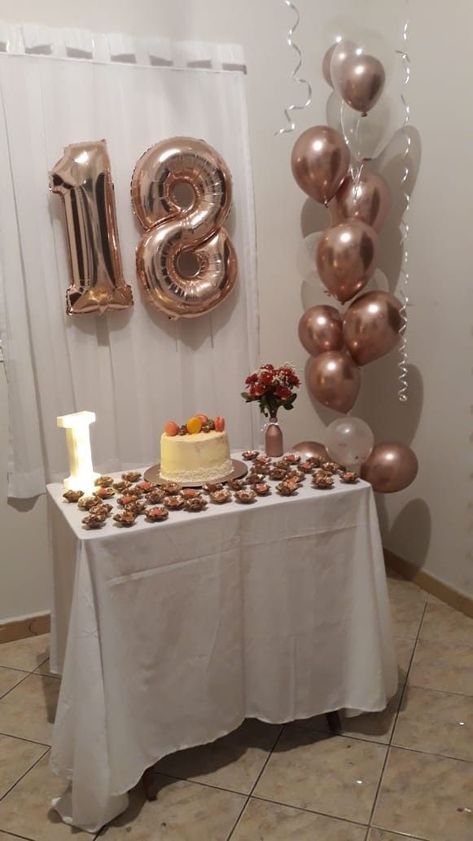 Aniversario Rose Gold, Simple 18th Birthday Ideas At Home, Birthday Simple Decoration Ideas At Home, 18th Birthday Party Ideas At Home, Festa Rose Gold, Bolo Rose Gold, Surprise Birthday Decorations, Decoration Buffet, 18th Birthday Party Themes