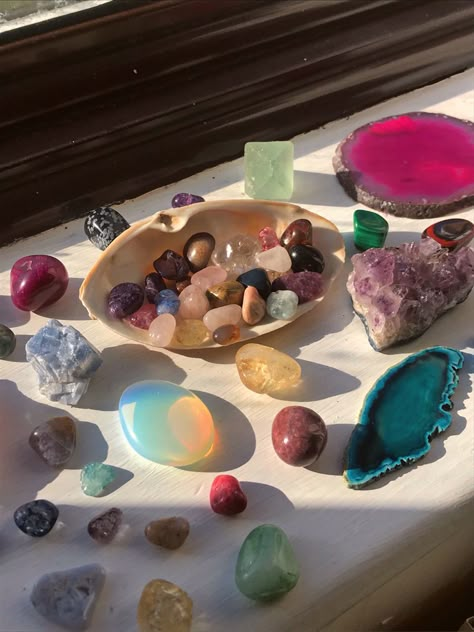 Crystals For Energy, Manifest Happiness, Colored Rocks, Sage Wisdom, Align Your Chakras, Power Of Crystals, Crystal Room, Crystal Vibes, Crystal Aesthetic