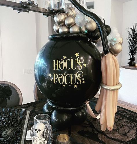 Addams Family Balloon Arch, Hocus Pocus Balloon Decor, Halloween Balloons Bouquets, Halloween Bubble Balloons, Hocus Pocus Balloons, Hocus Pocus Balloon Arch, Halloween Modern Decor, Halloween Bobo Balloons, Halloween Ballon Decor