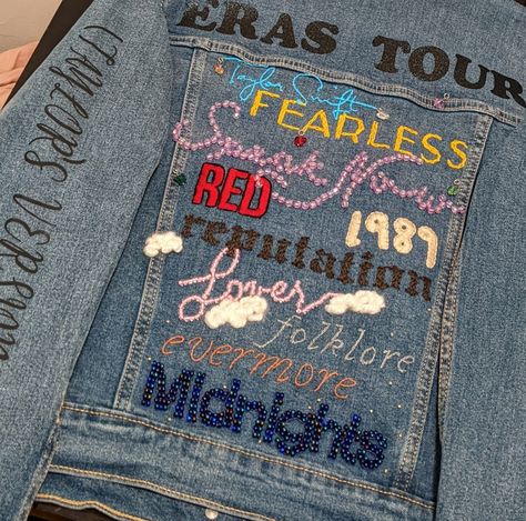 Taylor Swift Jean Jacket, Jean Jacket Design, Jean Jacket Diy, Taylor Swift Birthday Party Ideas, Taylor Swift Lover, Diy Denim Jacket, Taylor Outfits, Taylor Swift Party, Taylor Swift Birthday