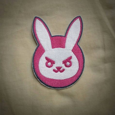 Sew-on patch  Overwatch D.Va suit logo by SilverclockThreads Suit Logo, Embroidery Dress Pattern, Gamer Fashion, Overwatch Cosplay, Trendy Embroidery, Ideas Embroidery, Logo Sewing, Hand Embroidery Dress, Rose Embroidery