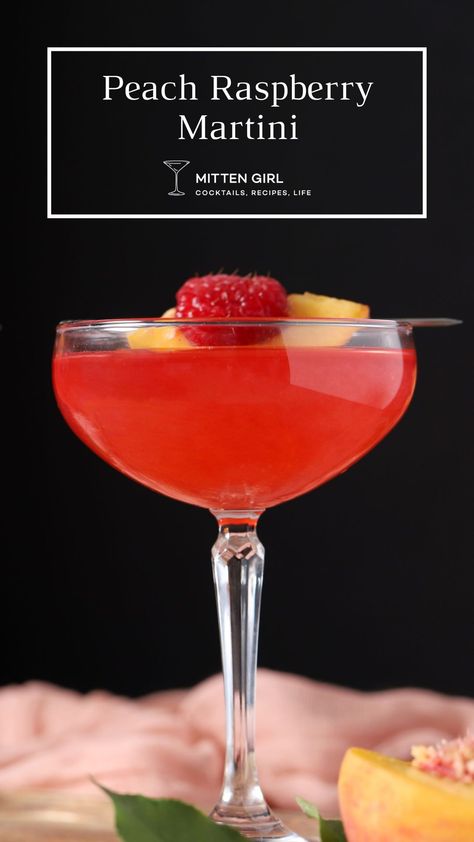 The perfect drink for warm spring days or summer happy hours, a peach raspberry vodka martini is easy to mix up and a delicious cocktail full of fresh ingredients. Flavored Martini Recipes, Peach Vodka Cocktails, Summer Martini Recipes, Easy Martini Recipes, Vodka Martini Recipes, Summer Martinis, Raspberry Martini, Peach Martini, Cocktail Recipes Vodka