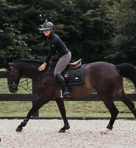 Horses Photoshoot, Dressage Aesthetic, Cantering Horse, Horse Cantering, Horse Riding Aesthetic, Riding Outfits, Horse Riding Outfit, Show Jumping Horses, Cute Horse Pictures