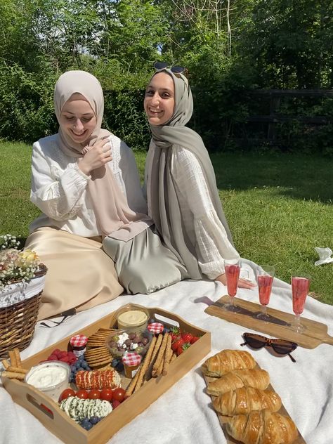 Picnic Dress Hijab, Ootd Picnic, Hijabi Picnic, Hijabi Picnic Outfit, Girly Fashion Classy, Picnic Date Outfits, Snack Pictures, Picnic Photography, Picnic Date Food